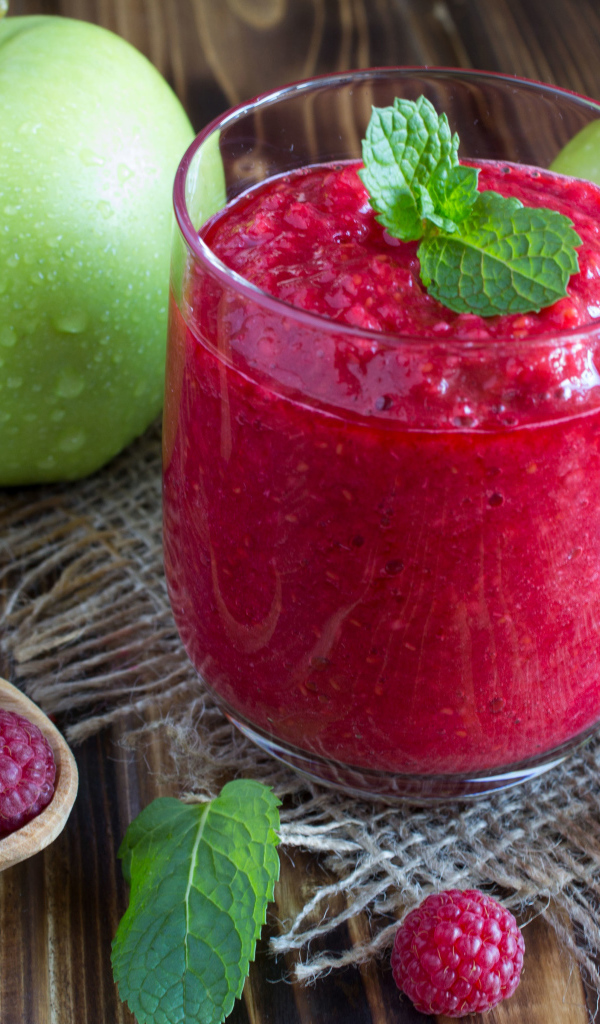 Смузи с малиной и зелеными яблоками в стакане