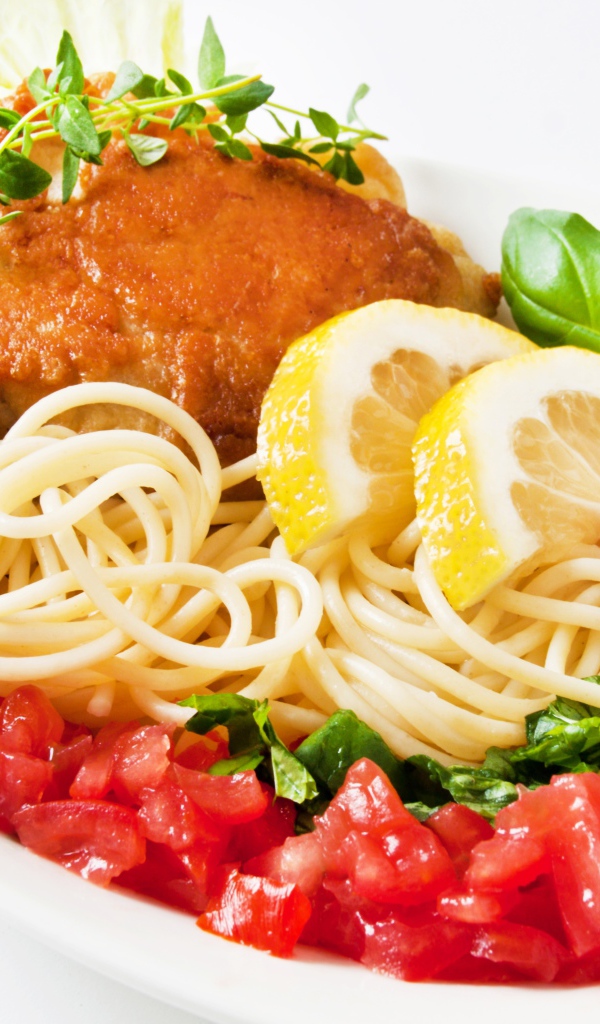 Спагетти с курицей, кусочками лимона, помидорами и зеленью