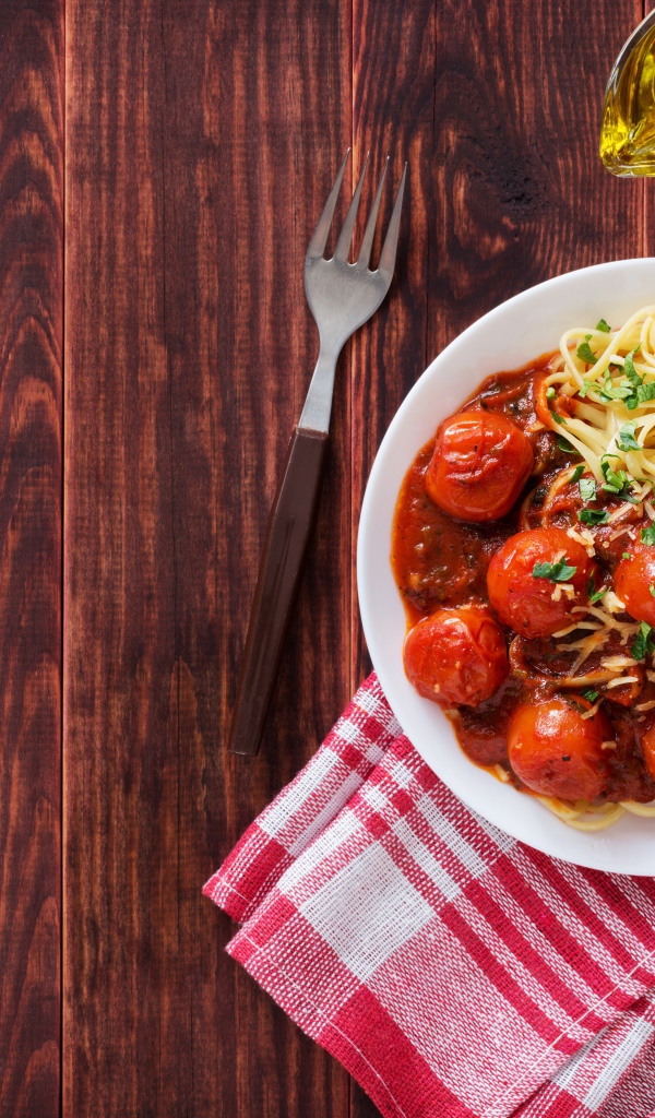 Спагетти с помидорами и сыром на столе