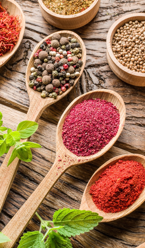 Специи в деревянных ложках на столе