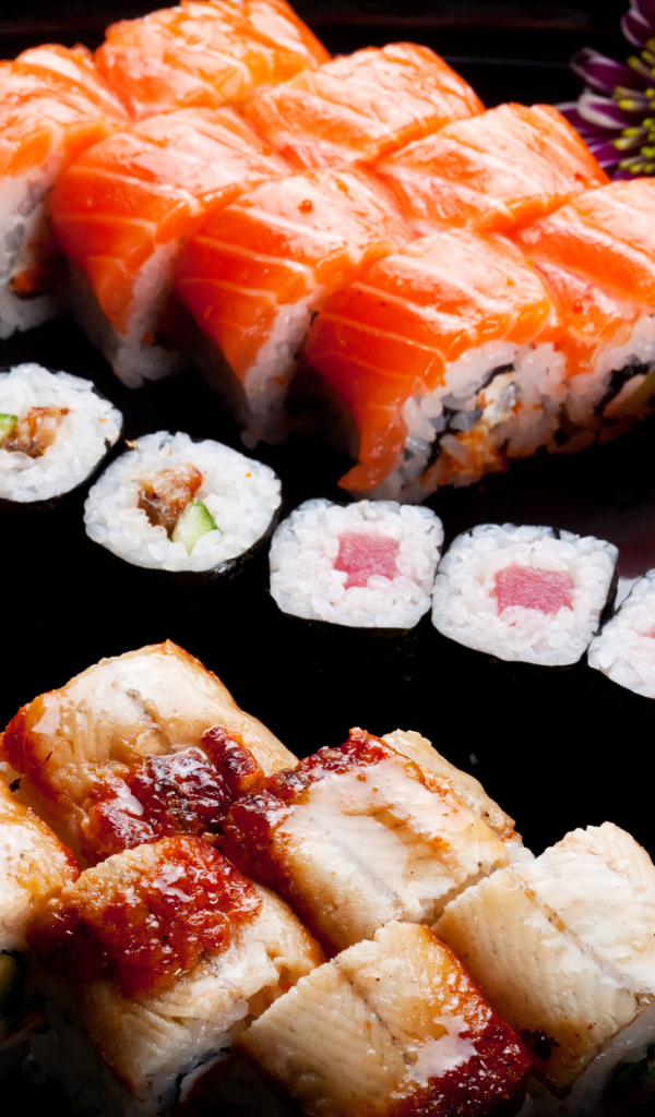 Вкусные роллы и суши на тарелке