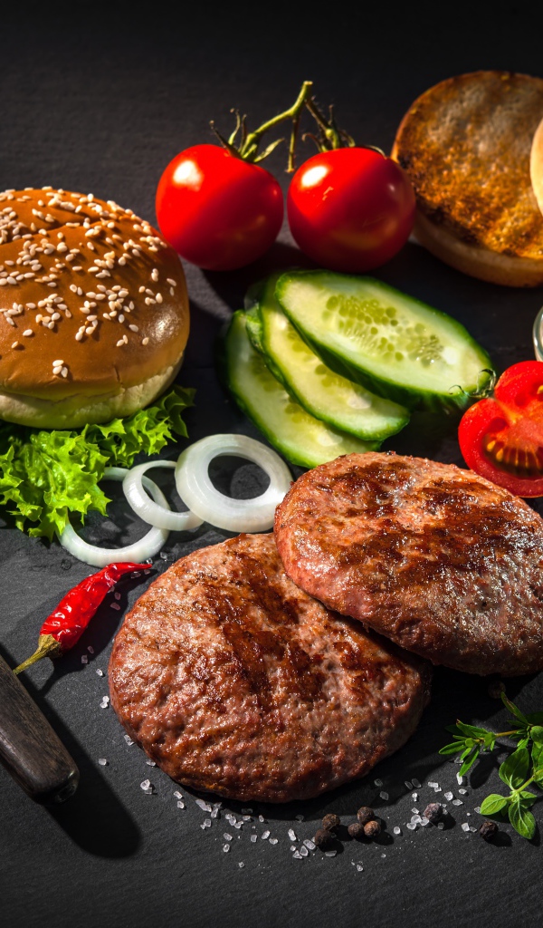 Вкусный натюрморт из гамбургеров на сером фоне