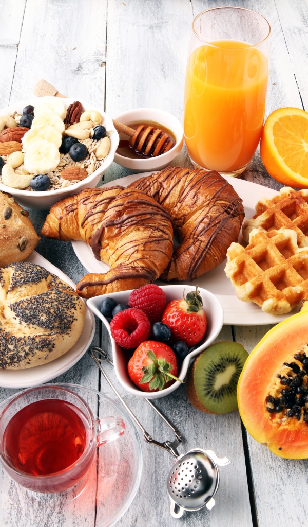 Разнообразный завтрак на столе 