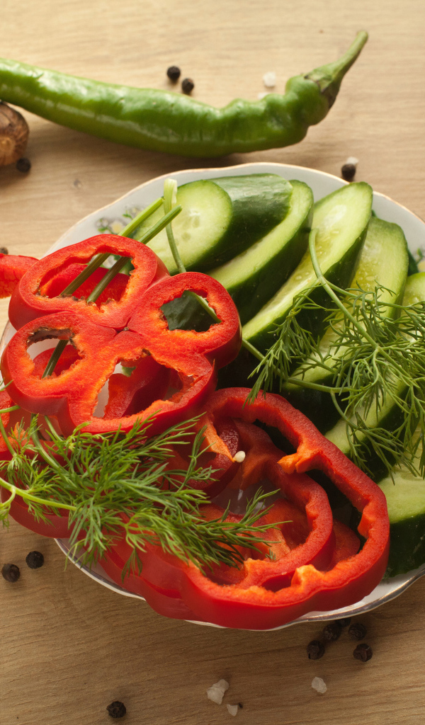 Вегетарианская еда на столе со специями 