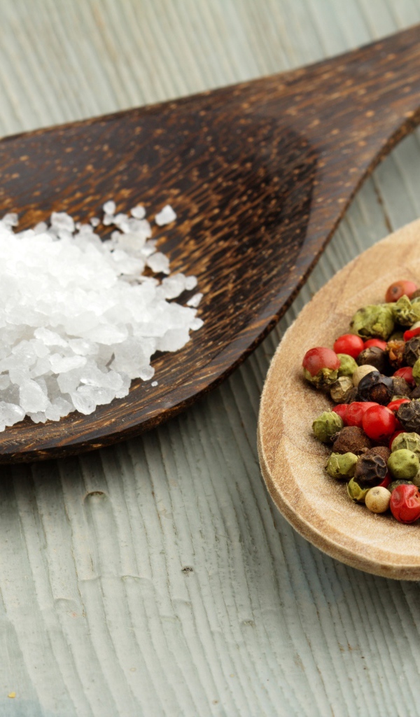 Деревянные ложки с солью и с перцем