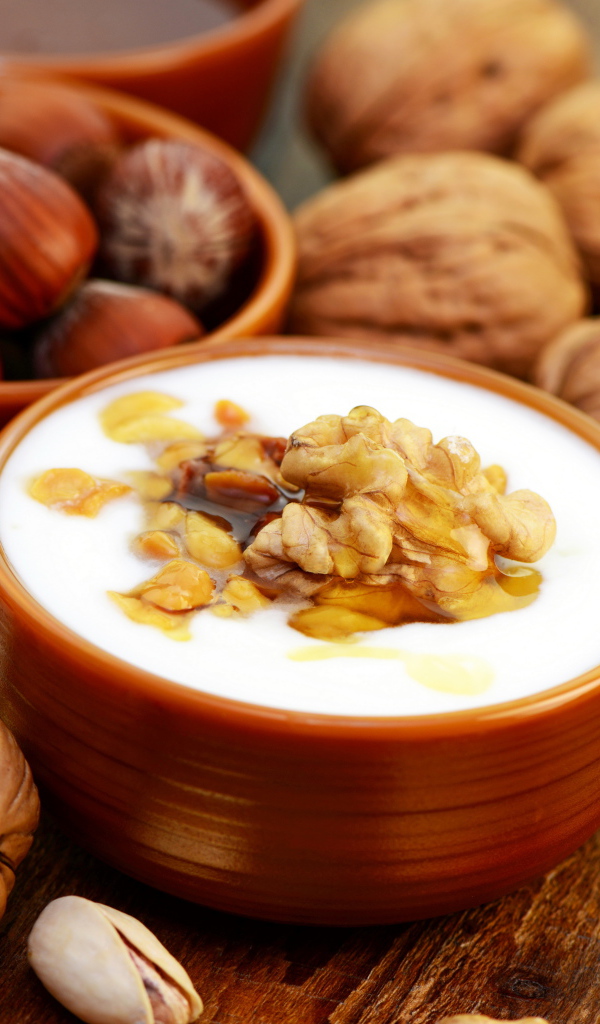Йогурт с грецкими орехами, фундуком и фисташками