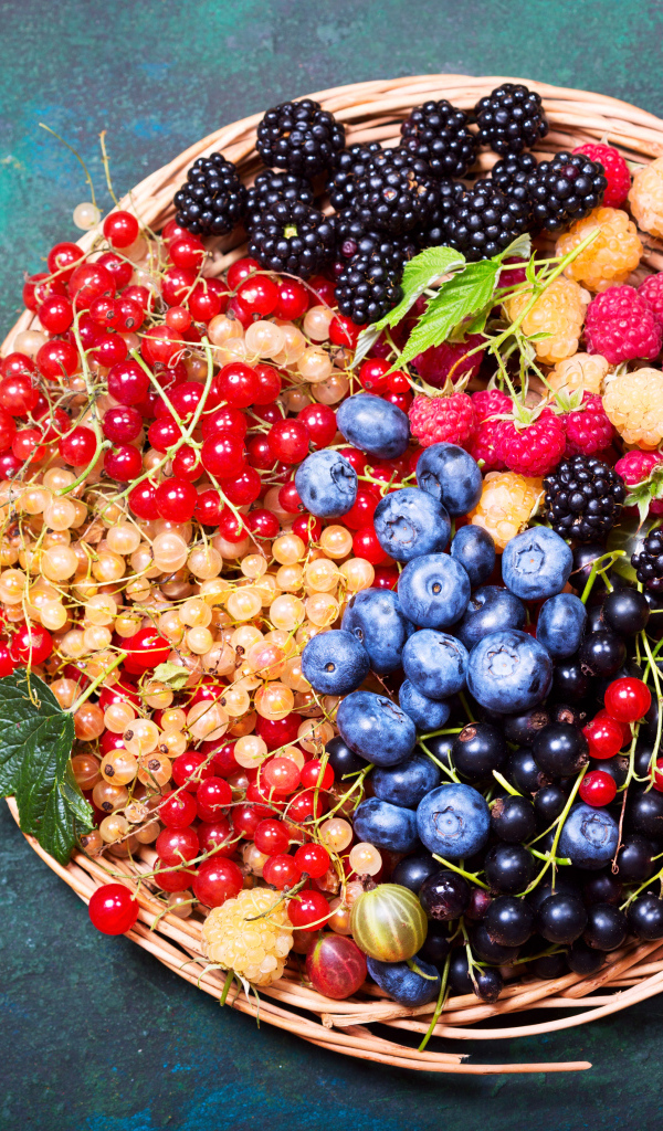 Аппетитные свежие ягоды на столе вид сверху