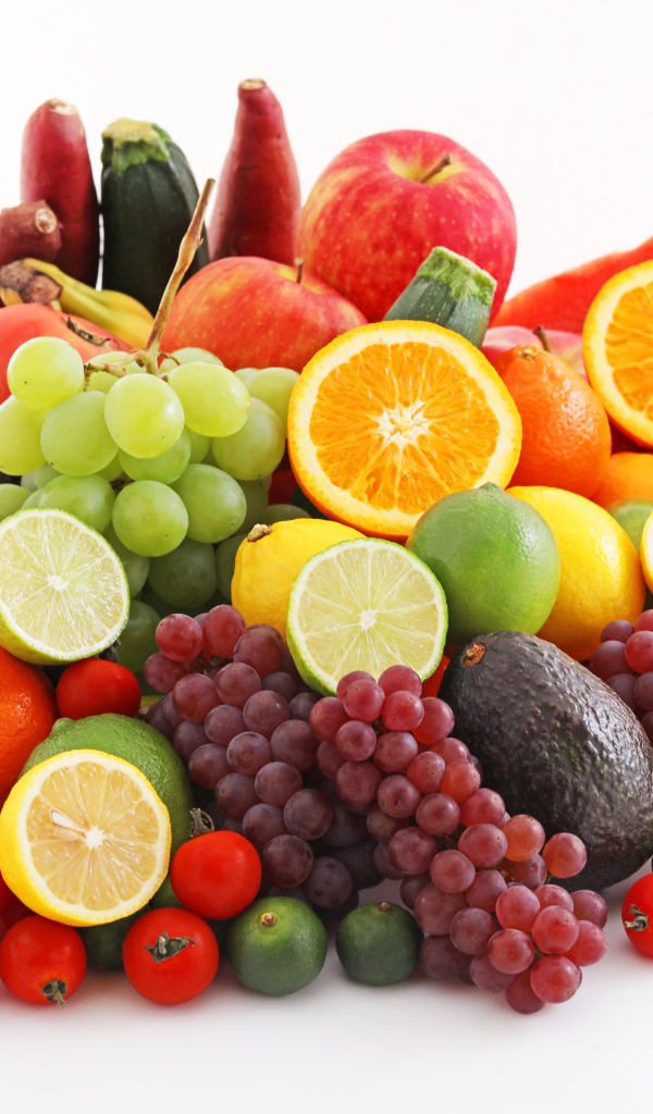 Аппетитные спелые фрукты и овощи на белом фоне