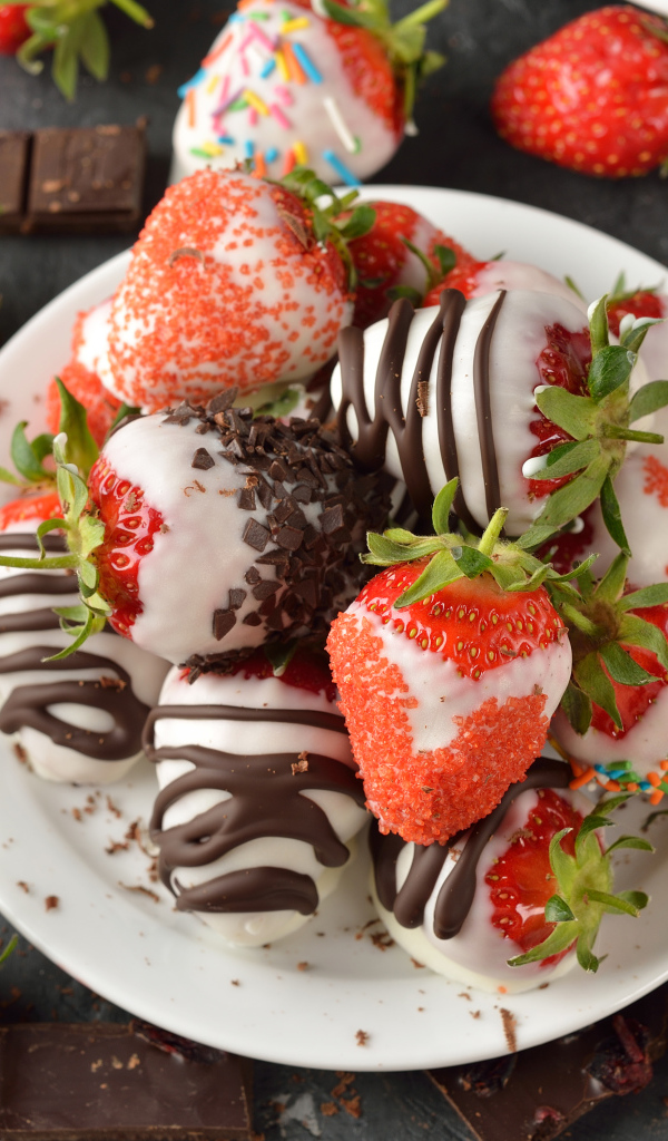 Аппетитная клубника в шоколаде на тарелке