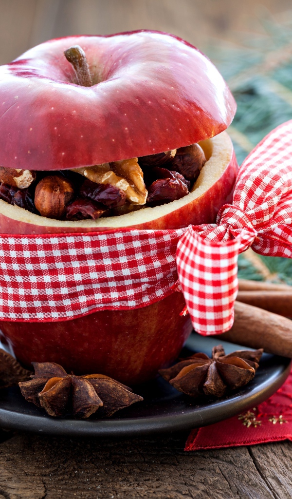 Яблоко с орехами внутри перевязано бантом