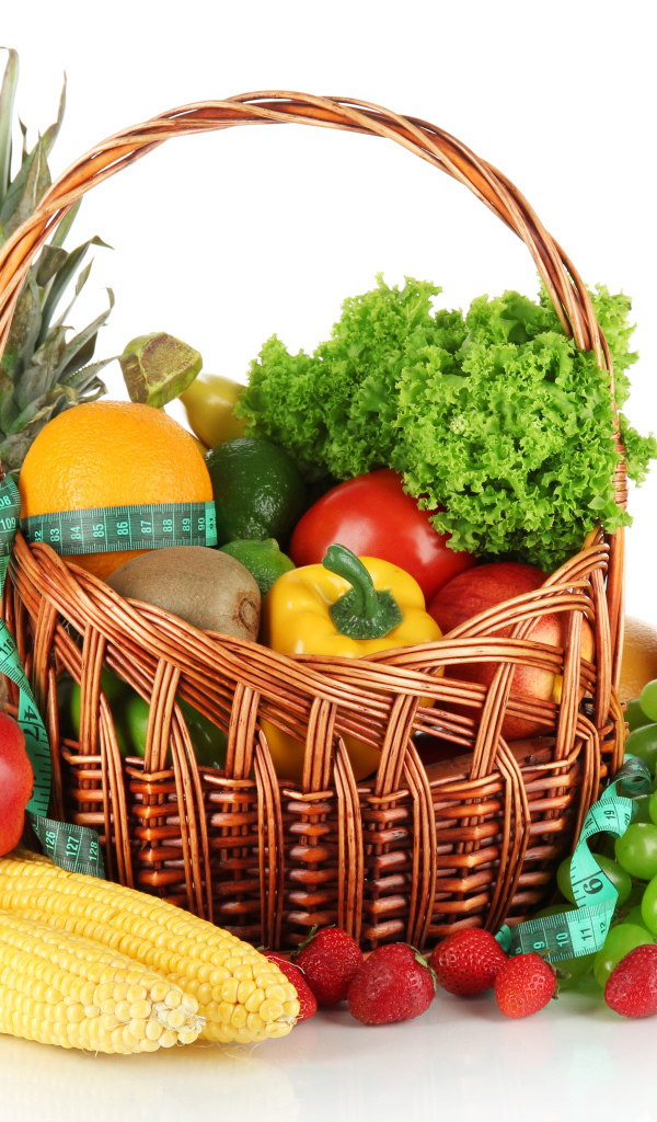 Корзина свежих овощей и фруктов на белом фоне