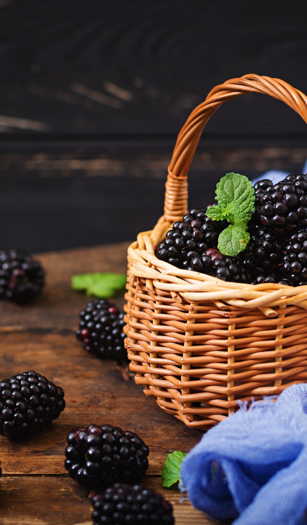 Корзина спелых сочных ягод ежевики на столе