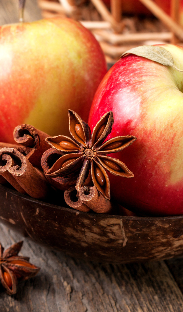 Красивые красные яблоки на столе с бадьяном и корицей