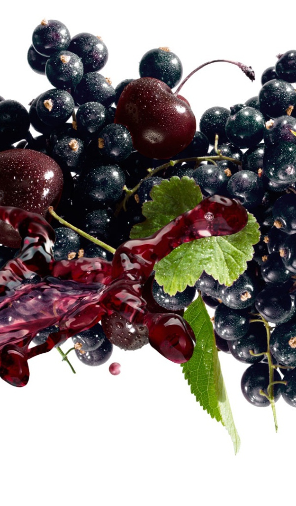 Черная смородина с черешней и соком на белом фоне 