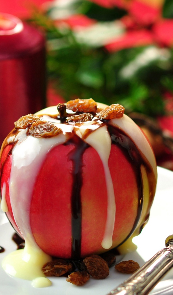 Рождественский десерт из яблока с изюмом и сыром на столе