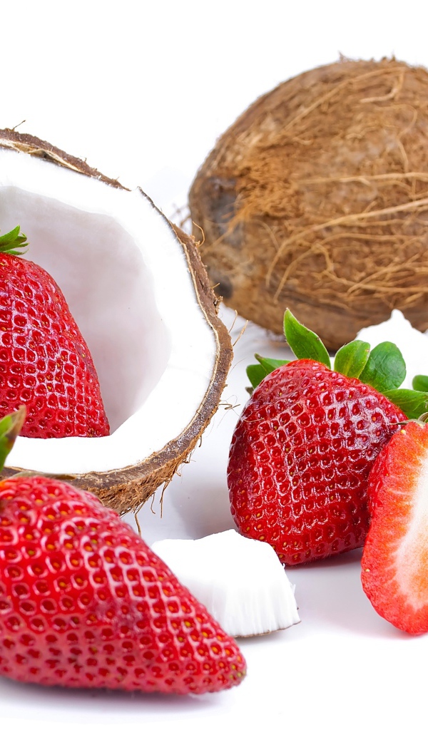 Кокосы со свежей клубникой на белом фоне