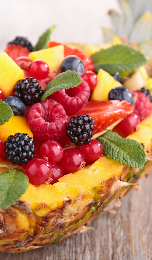 Свежие ягоды в ананасе