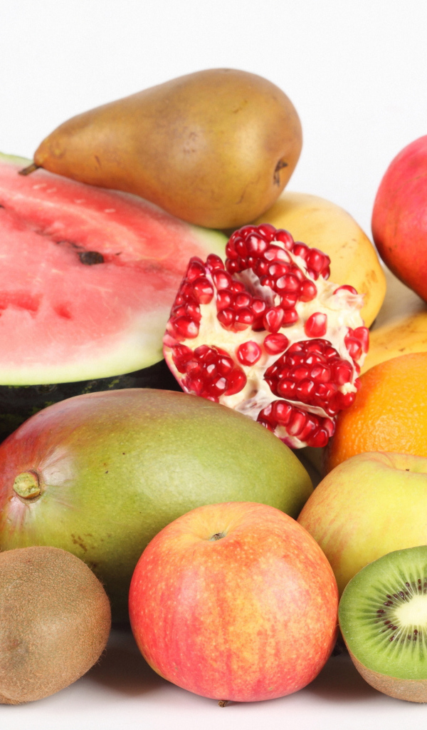 Свежие фрукты на белом фоне