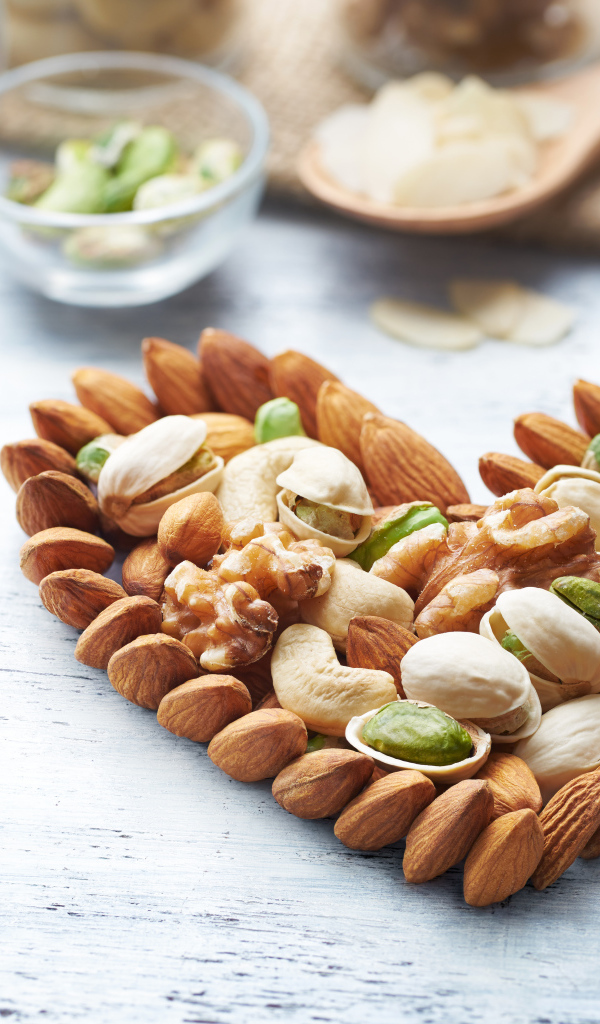 Сердце из орехов на деревянном столе