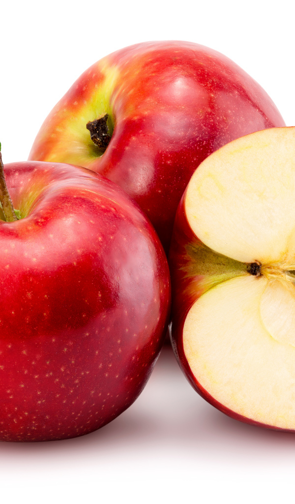 Сочные красные яблоки на белом фоне