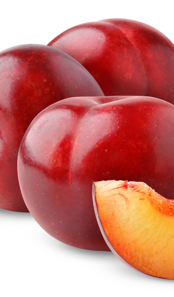 Сочные спелые розовые сливы на белом фоне