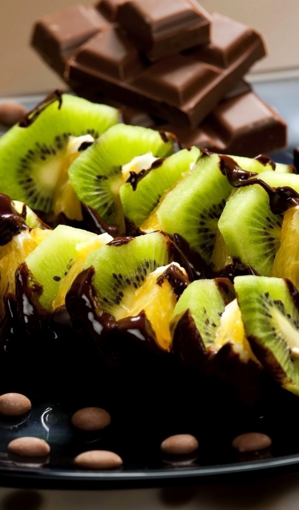 Киви на деревянных палочкам в шоколаде