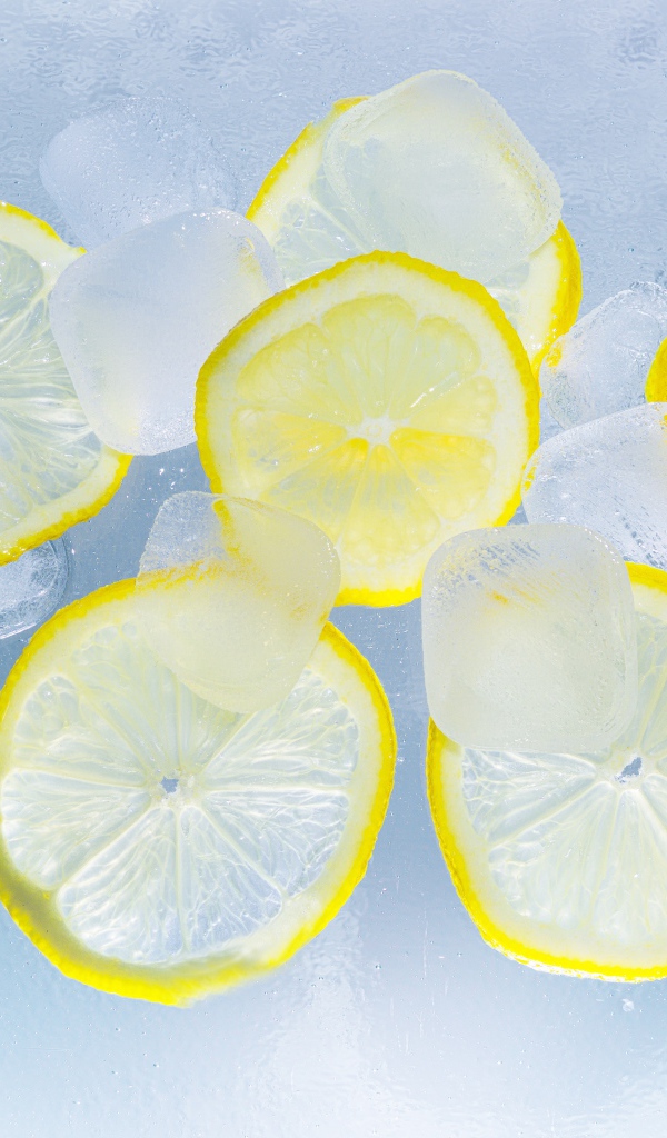 Кусочки лимона со льдом крупным планом