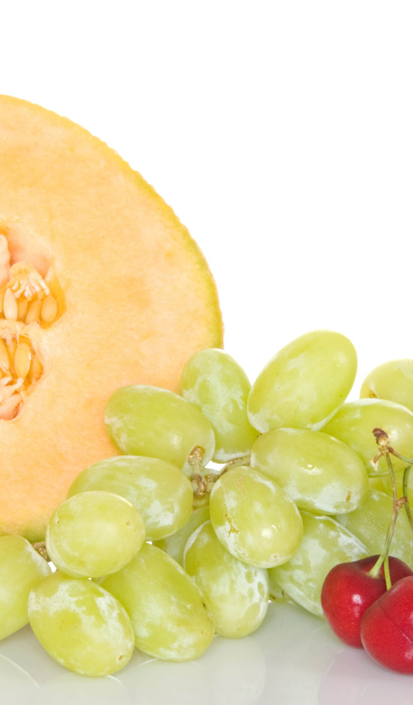 Дыня, виноград и черешни на белом фоне
