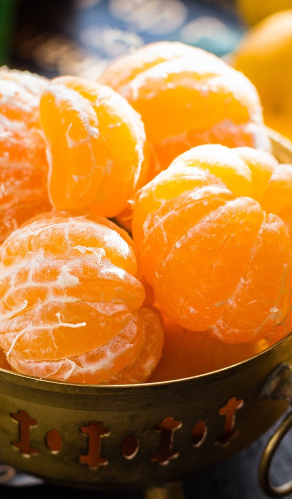 Очищенные мандарины на столе крупным планом