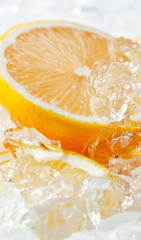 Кусочки апельсина со льдом