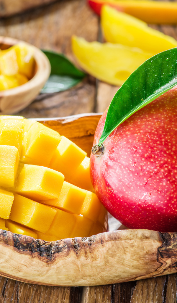 Очищенный манго на столе крупным планом