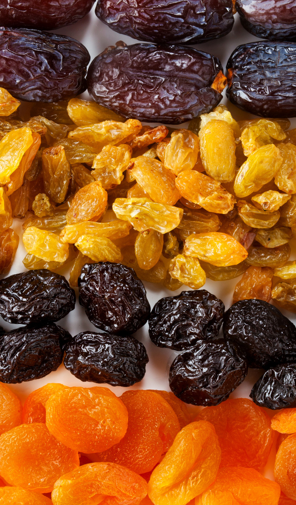 Изюм, чернослив, курага и финики на столе 