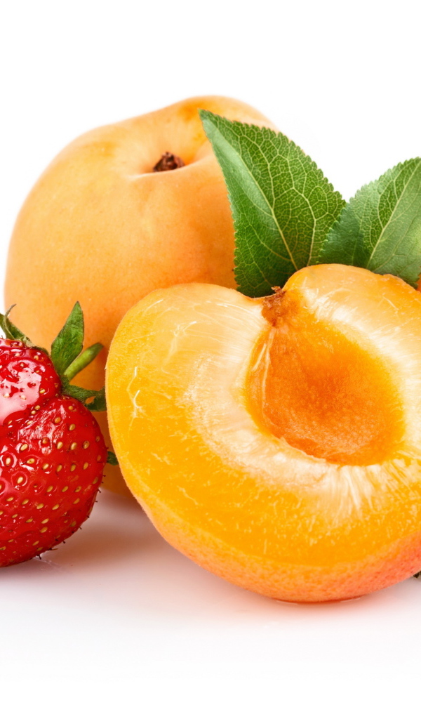 Спелые абрикосы с ягодами клубники на белом фоне