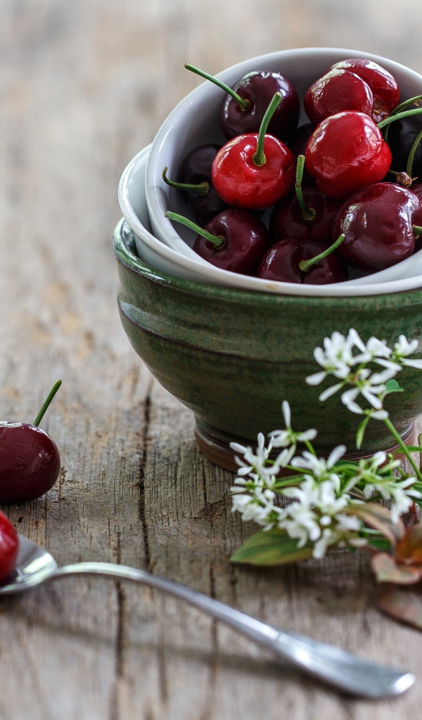 Спелые черешни на столе 