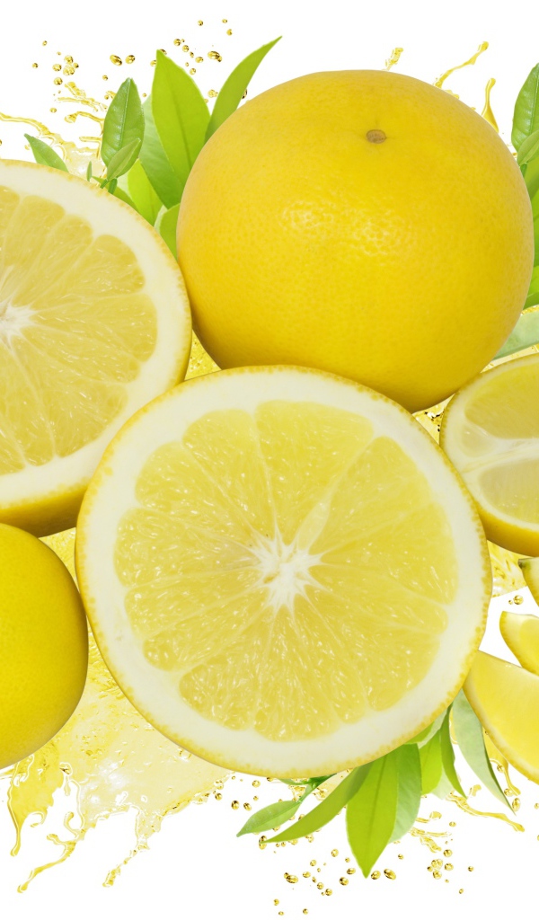 Спелые сочные желтые лимоны с соком на белом фоне