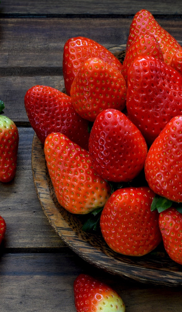 Спелая красная клубника на деревянном столе