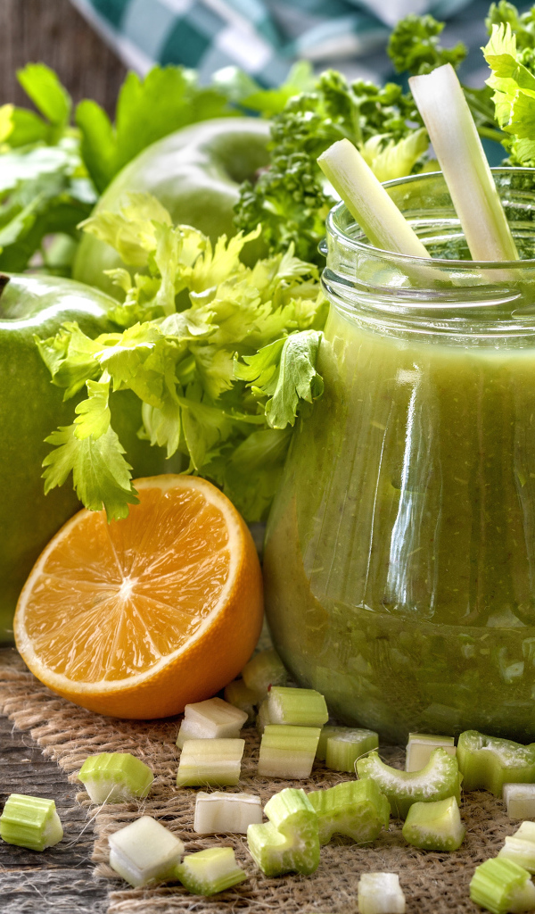 Смузи с яблоками, апельсинами и зеленью