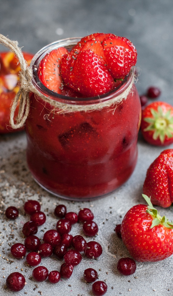 Клубничный смузи с ягодами клюквы