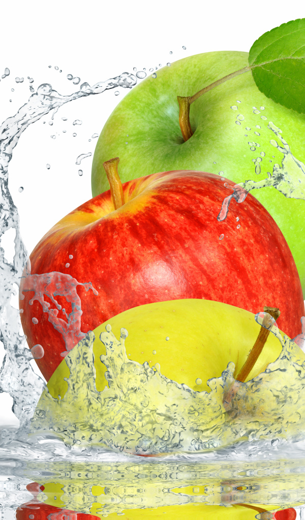 Три яблока в брызгах воды на белом фоне