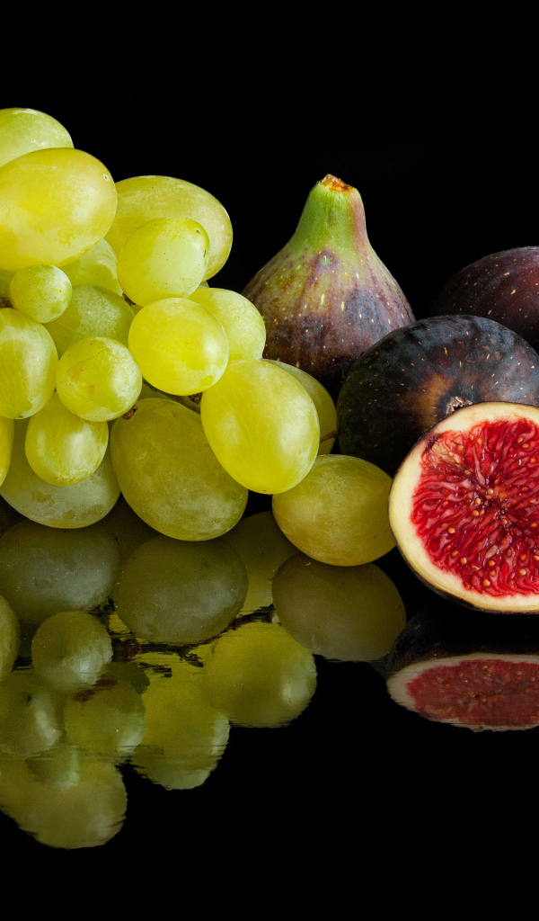 Белый виноград и инжир на черном фоне