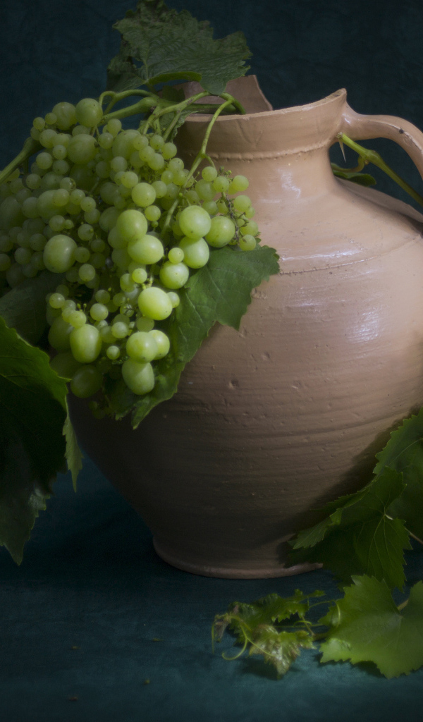 Белый виноград в большом  кувшине 