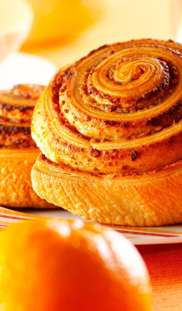 Аппетитные свежие булочки с апельсинами