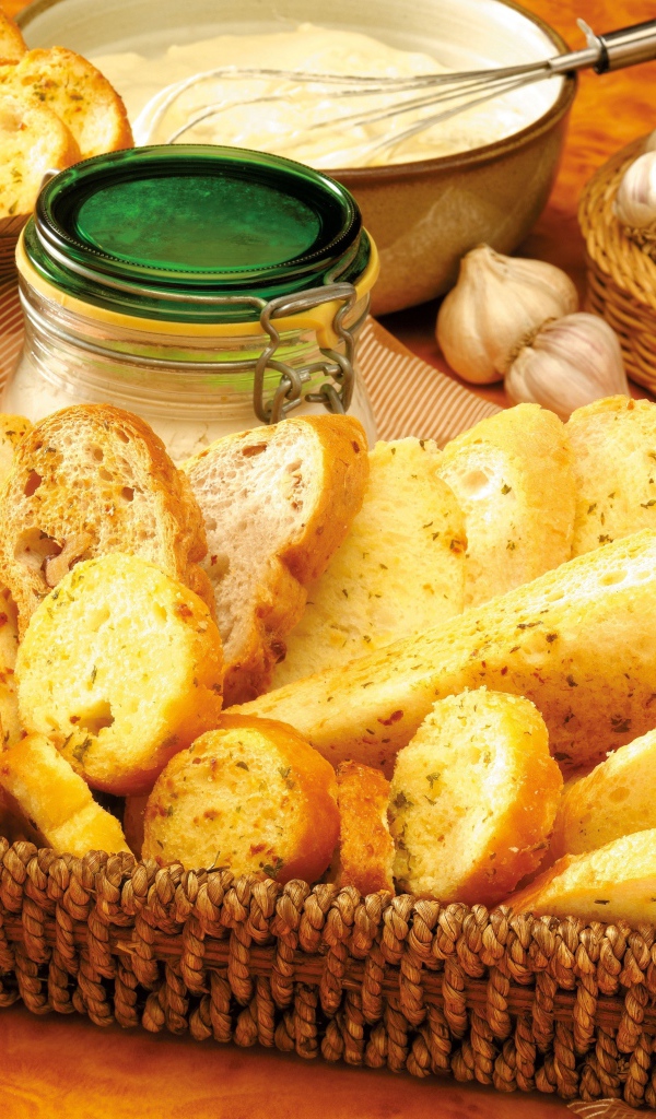 Гренки на столе с чесноком и соусом