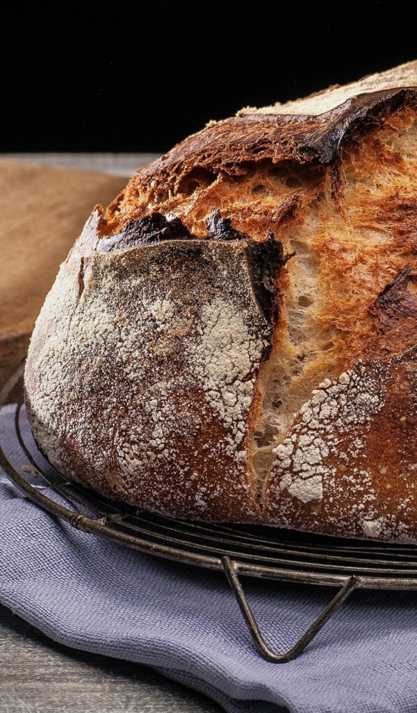 Зажареный круглый хлеб на столе с ножом