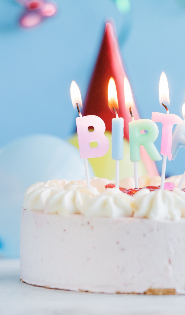 Красивый торт со свечами и шариками на день рождения