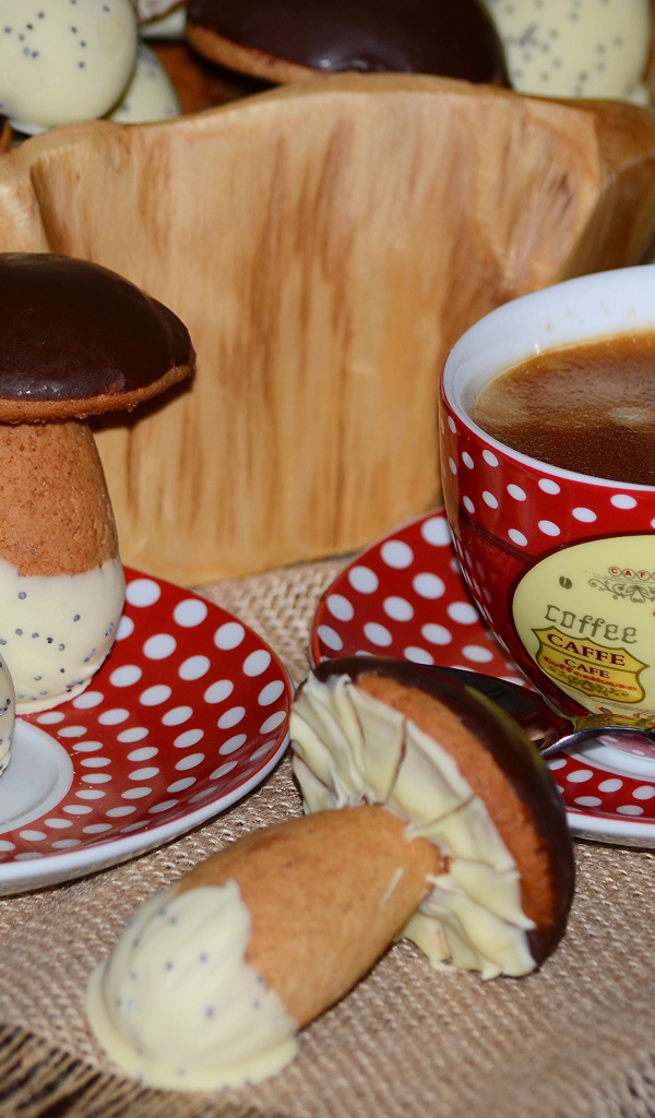 Чашка кофе на столе с печеньем грибочки 