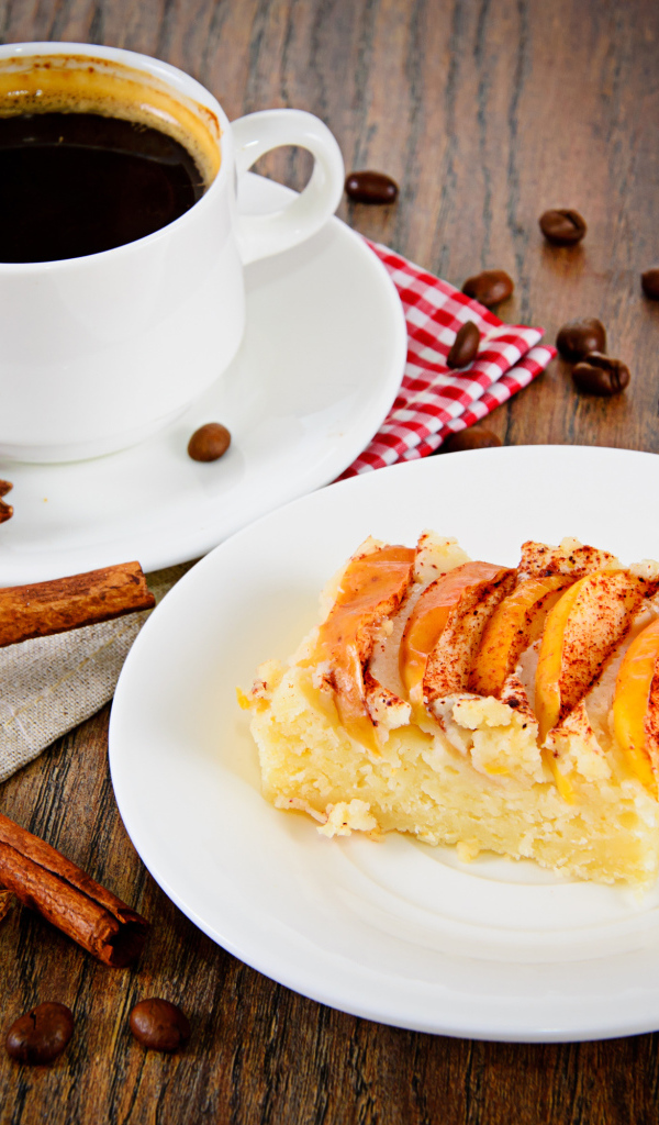 Чашка кофе на столе с кусочком пирога