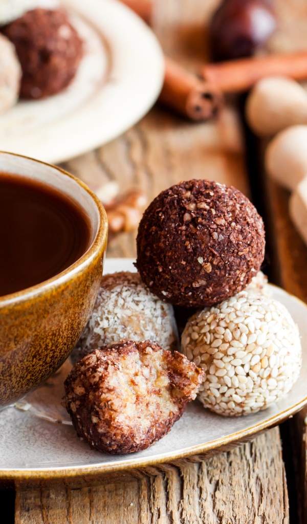 Большая чашка кофе с круглыми аппетитными конфетами