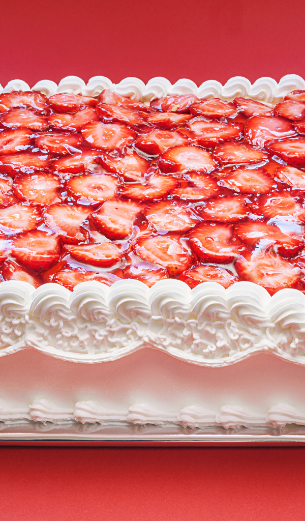 Большой праздничный торт с белым кремом и клубникой