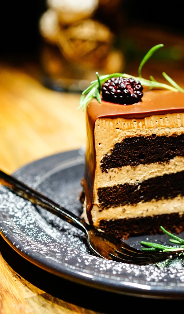 Кусок торта с черникой на тарелке 